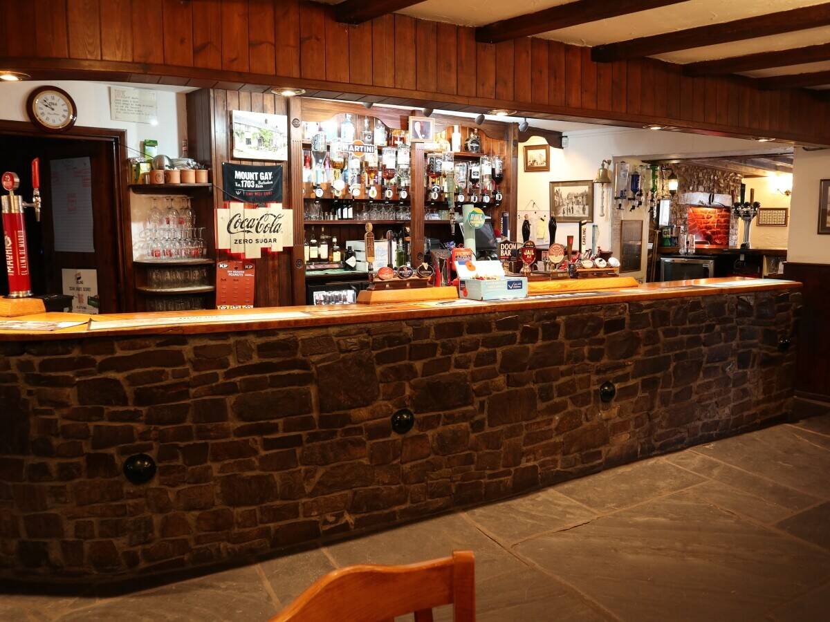 CORNWALL – ESTABLISHED VILLAGE FREEHOUSE WITH LETTING ROOMS ON ATLANTIC HIGHWAY Photo 4