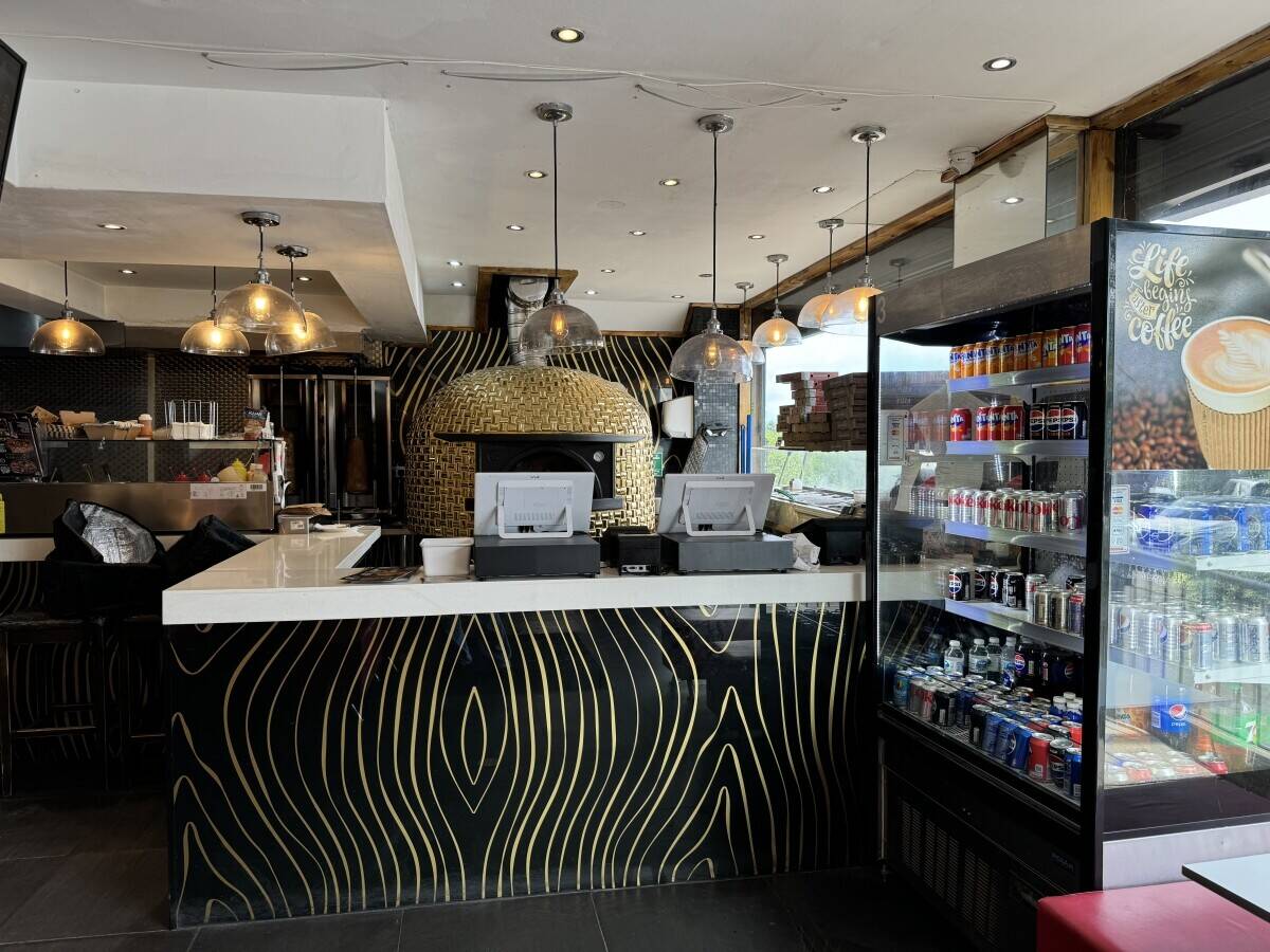 Italian pizza restaurant Photo 4