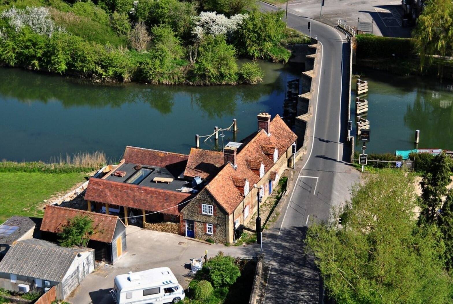 OXFORDSHIRE - STUNNING RIVERSIDE GRADE II LISTED FREE HOUSE