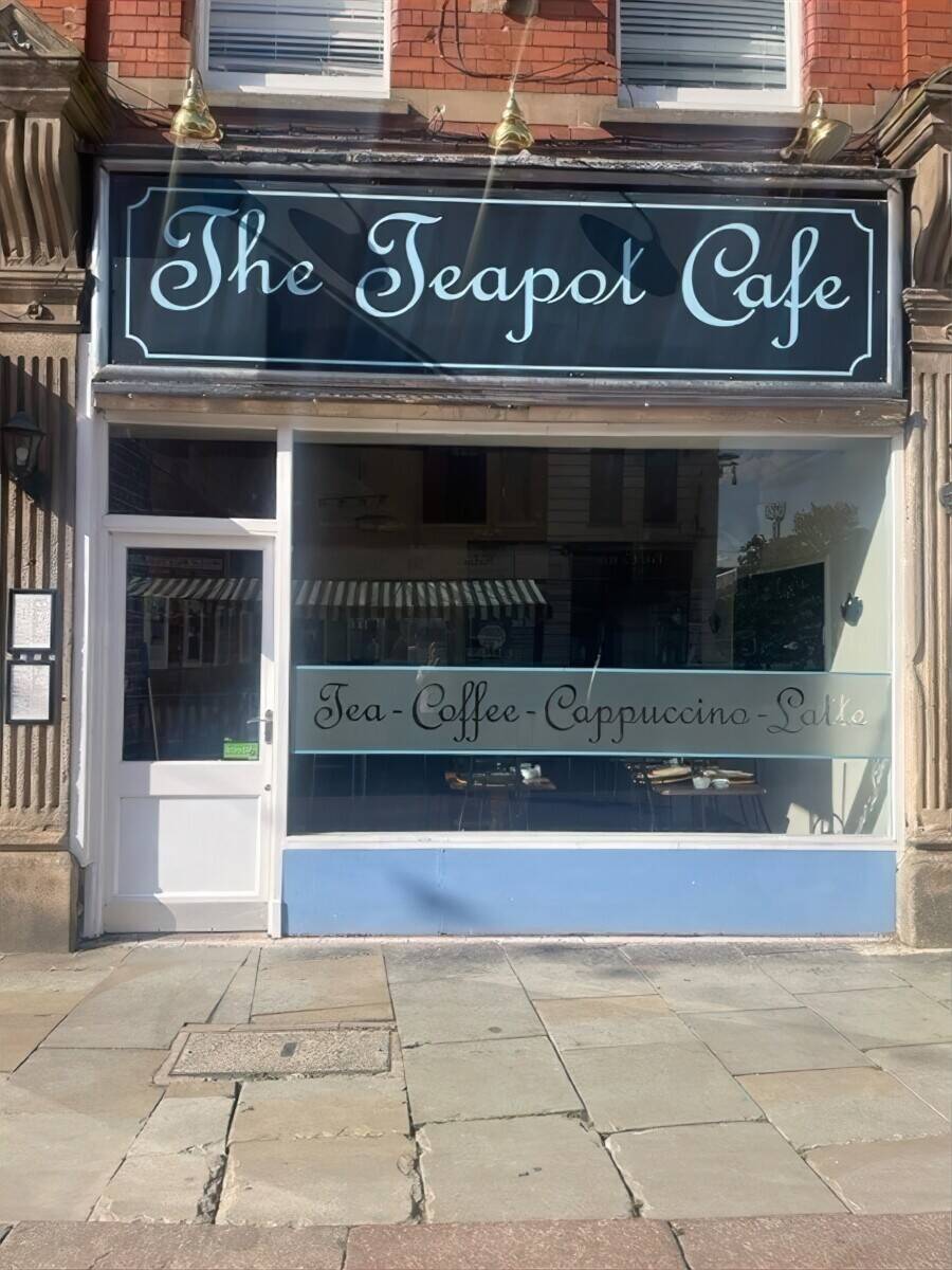 Modern Fully equipped cafe in Burton on Trent. OPEN TO ANY OFFERS!