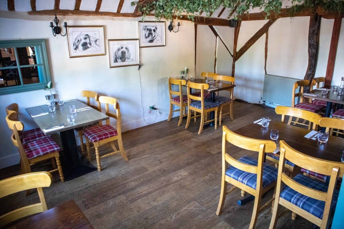 BUCKINGHAMSHIRE - VILLAGE PUB WITH POTENTIAL FOR FOOD-LED BUSINESS