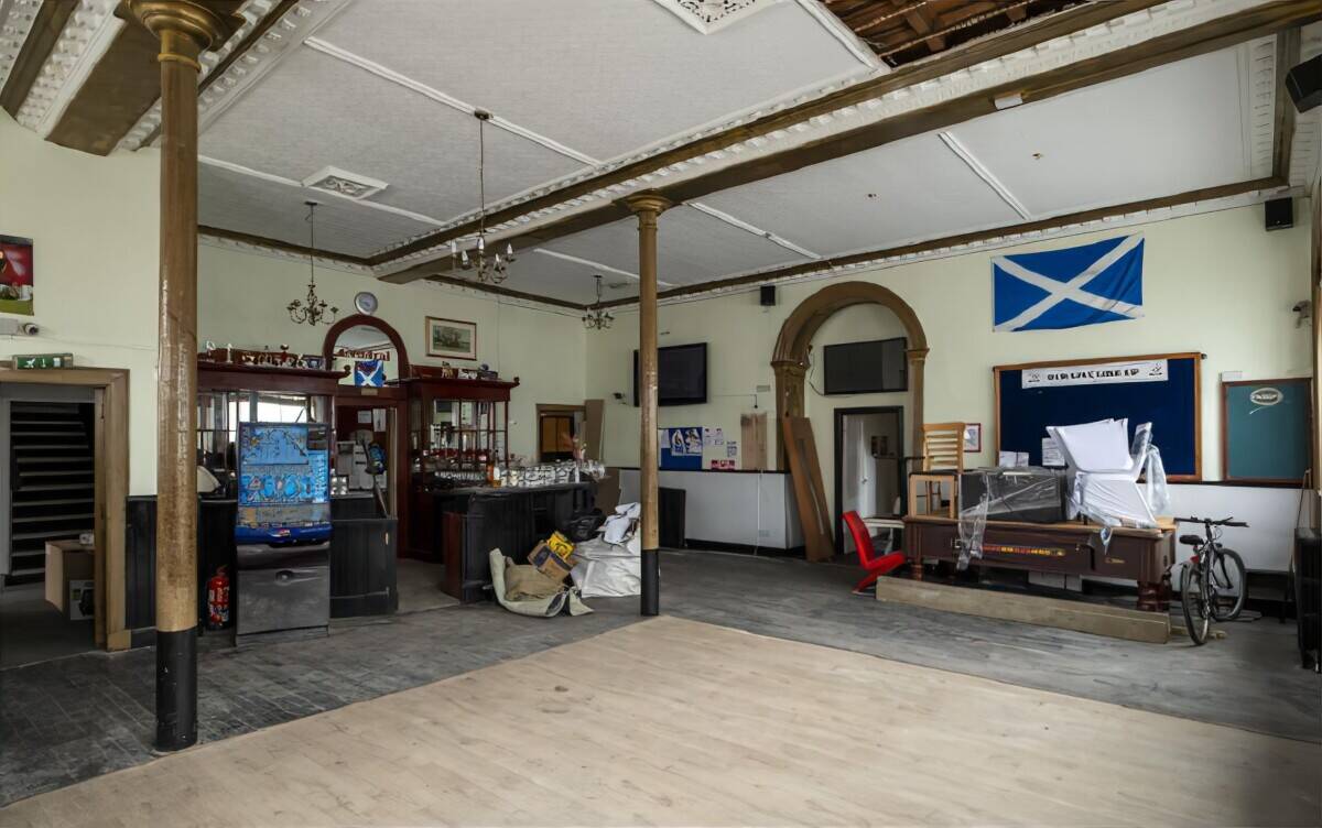 Closed Public House with Function Hall, large footprint and development potential Photo 4