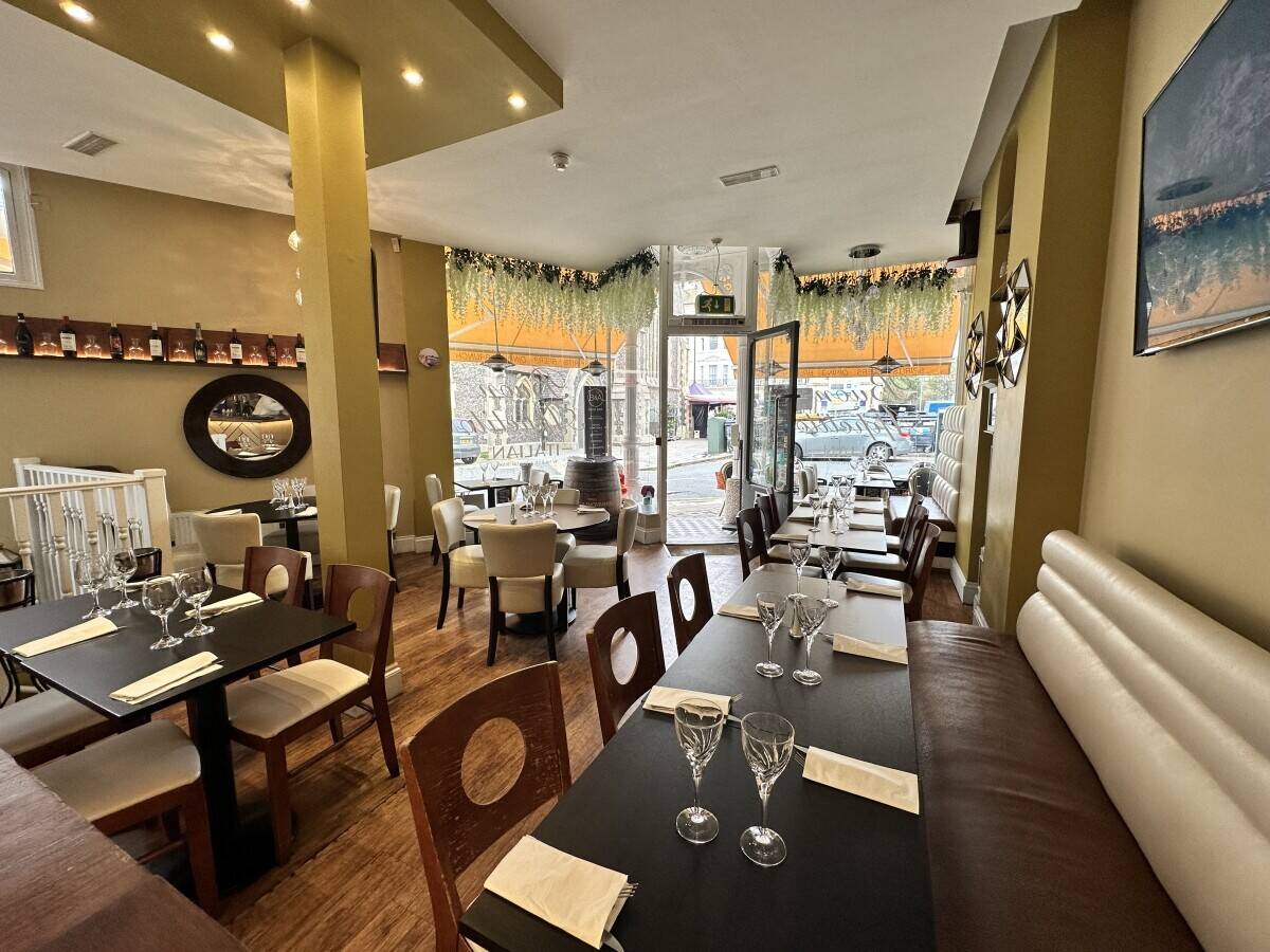 RESTAURANT & WINE BAR  CENTRAL HOVE LOCATION  FITTED KITCHENS, ALCOHOL LICENCE,  74 COVERS Photo 4
