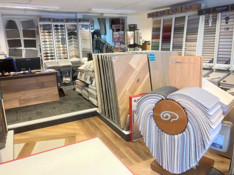 FREEHOLD INVESTMENT PROPERTY OPPORTUNITY with EMPTY RETAIL/SHOWROOM PREMISES Photo 4