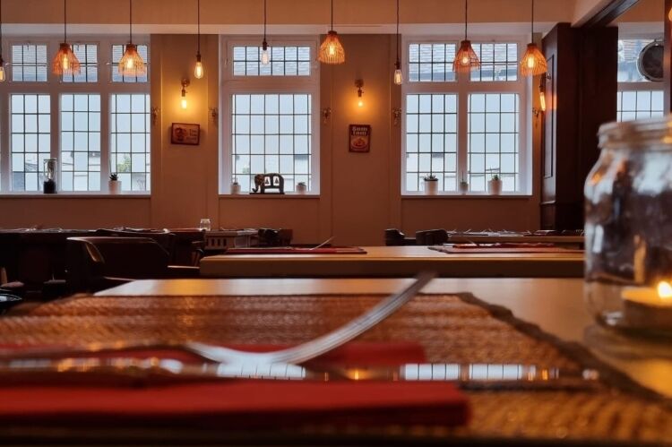 Licenced Thai Restaurant & Pub With Accom - Surrey Photo 4