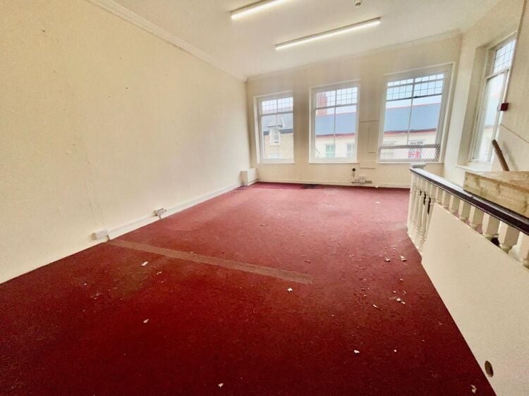 Freehold Commercial Property Located In Redruth Photo 4
