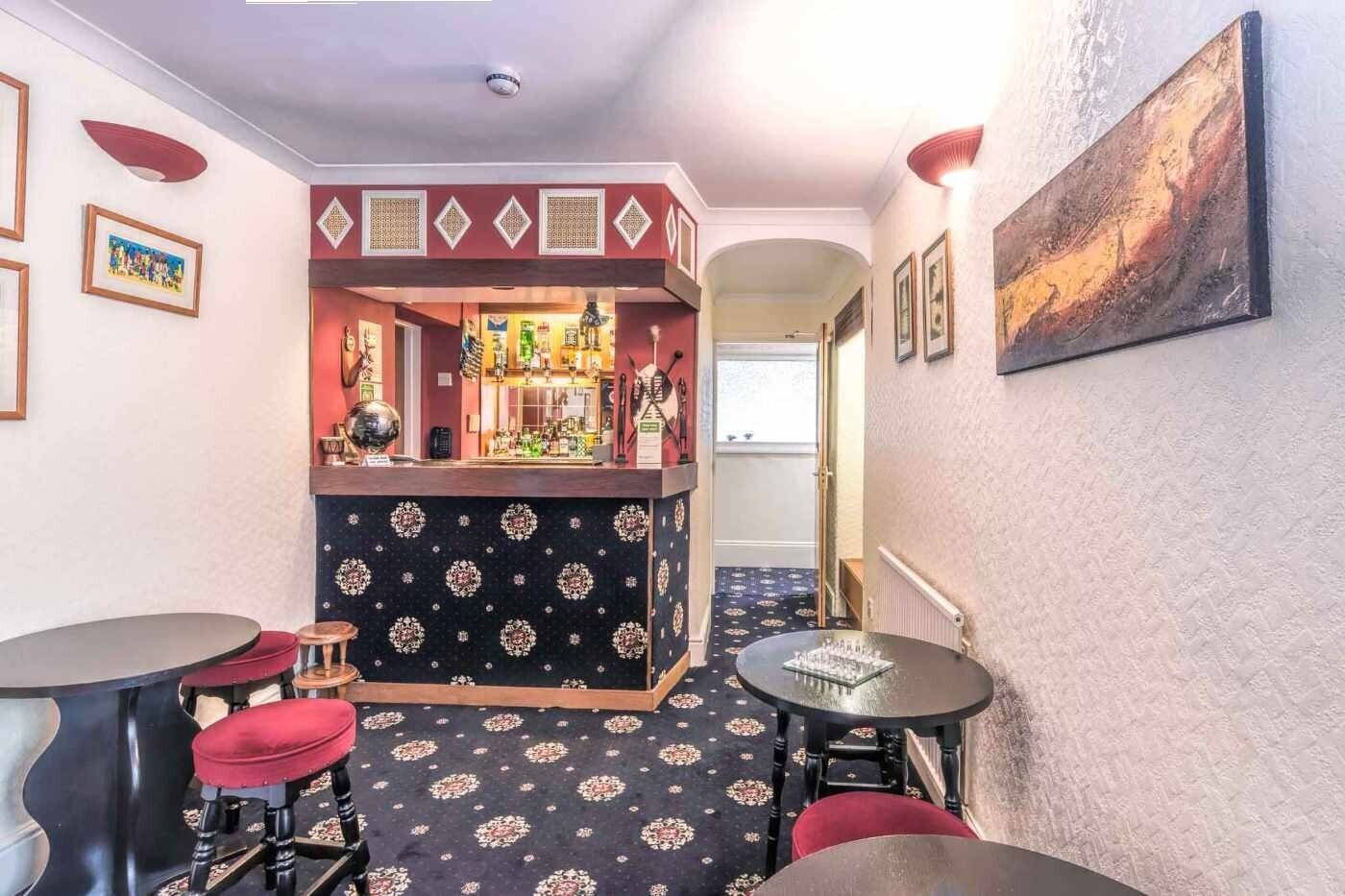 A Fantastically Presented, 15/16-Bedroom Hotel For Sale Photo 4