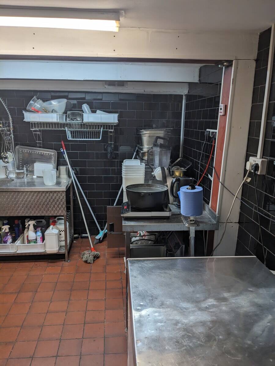 Fast food chicken & burger restaurant for sale in North London
