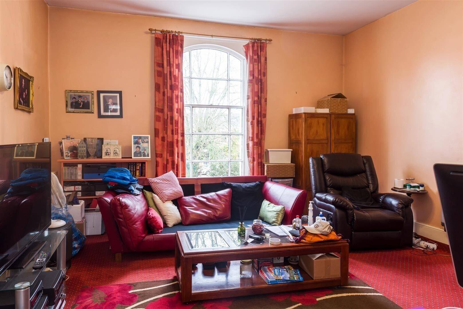 3 floor accommodation & thriving Chinese restaurant near the centre of Louth, Lincolnshire.