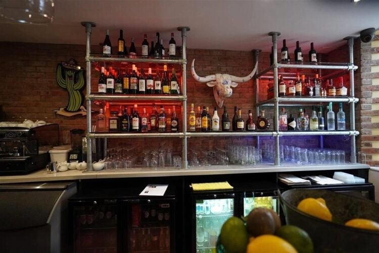 LEASEHOLD FULLY FITTED
LICENCED RESTAURANT Photo 4