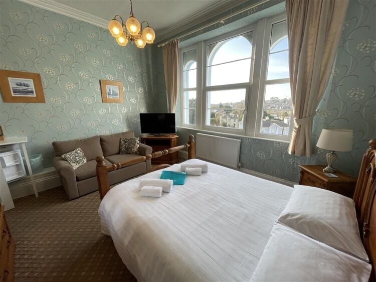 Impressive and Highly Rated Victorian Guest House For Sale in Torquay Photo 4