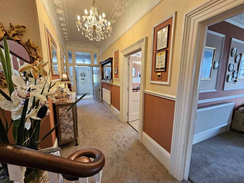 A Luxurious 7 Bedroom Guest House for sale Photo 4
