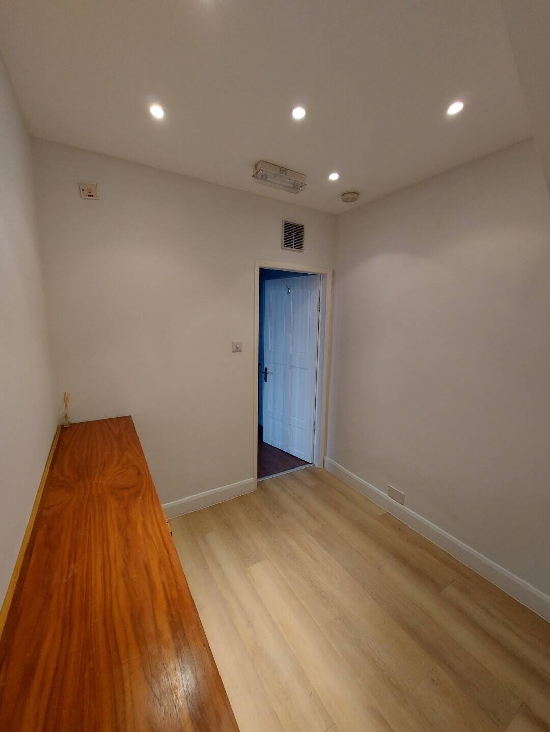 Well developed Barber shop for sale in Chase Side Enfield Photo 4