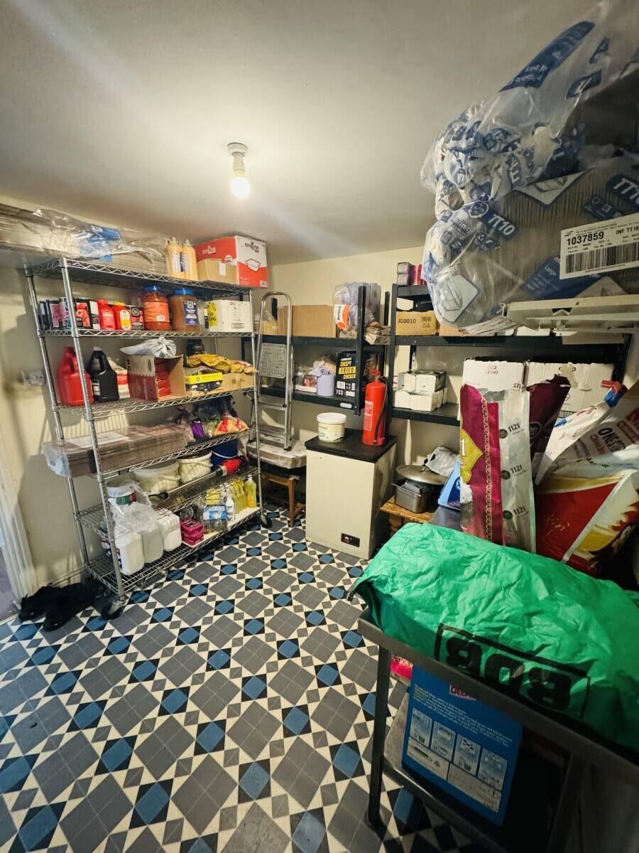 Fully equipped takeaway with the two bedrooms flat on the top. Photo 4