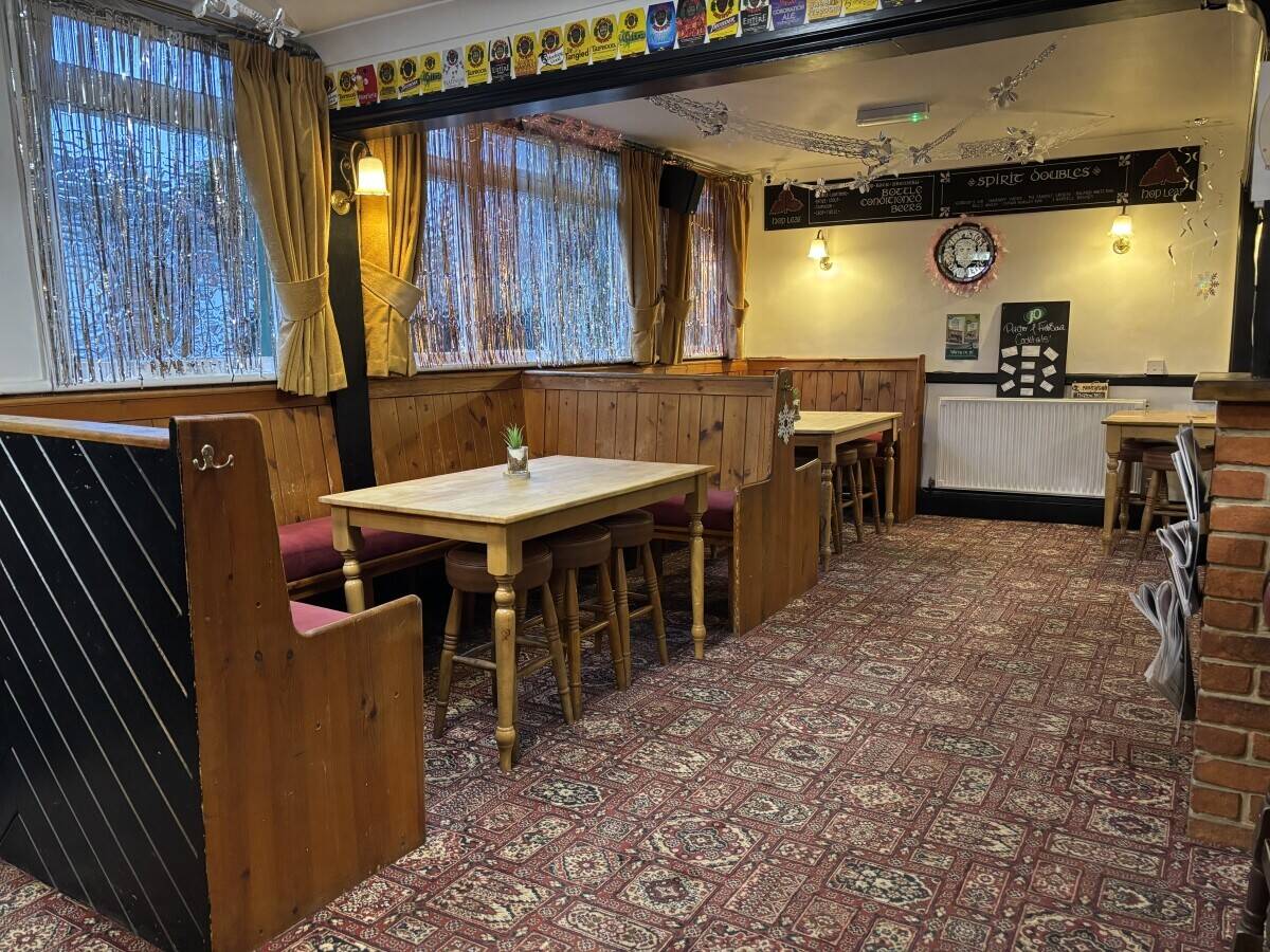 BERKSHIRE - TRADITIONAL ALE HOUSE CLOSE TO CENTRE OF MAJOR TOWN