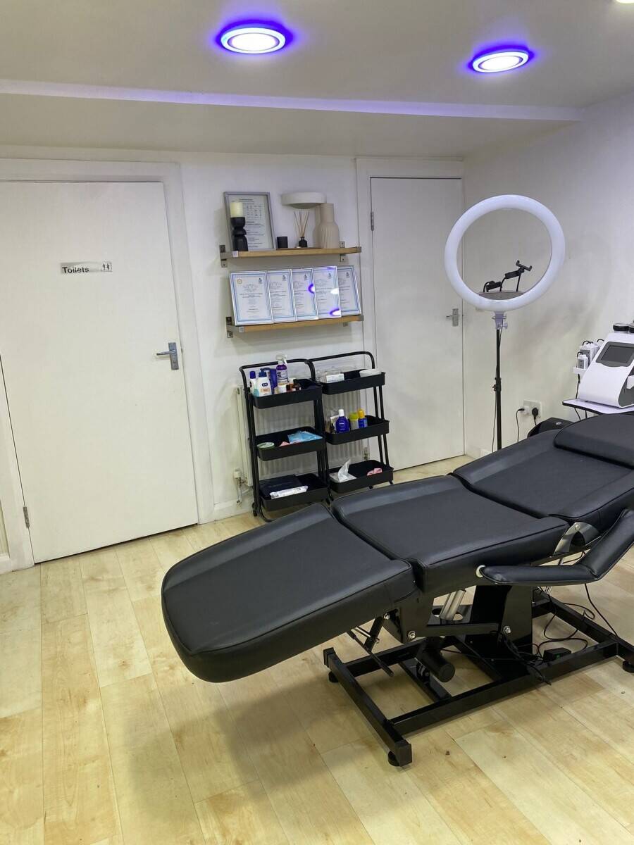 Hair and beauty salon for sale in London Photo 4