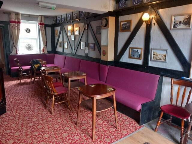 SWANSEA VALLEY - WELL APPOINTED & SUCCESSFUL TRADITIONAL VILLAGE PUB Photo 4