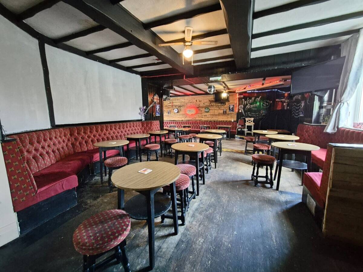 GREATER MANCHESTER - WET-LED COMMUNITY PUB WITH NINE LETTING ROOMS