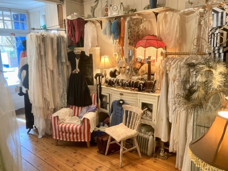 ANTIQUE & VINTAGE WEDDING DRESSES & FASHION OUTLET