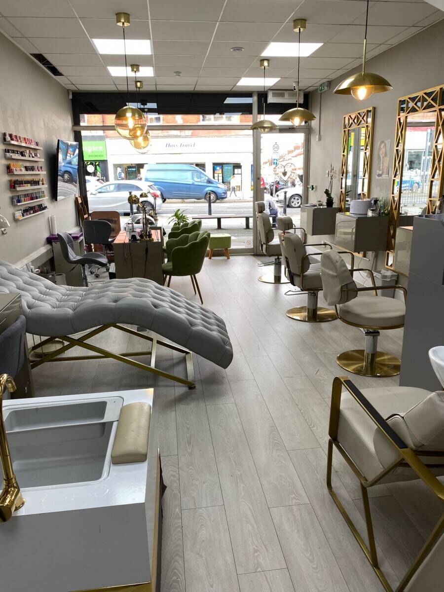 Hair and beauty salon in high street Photo 4