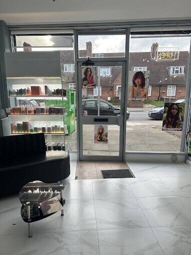🌟 Hair & Beauty Salon for Sale – Prime Location Near Dagenham Heathway 🌟 Photo 4