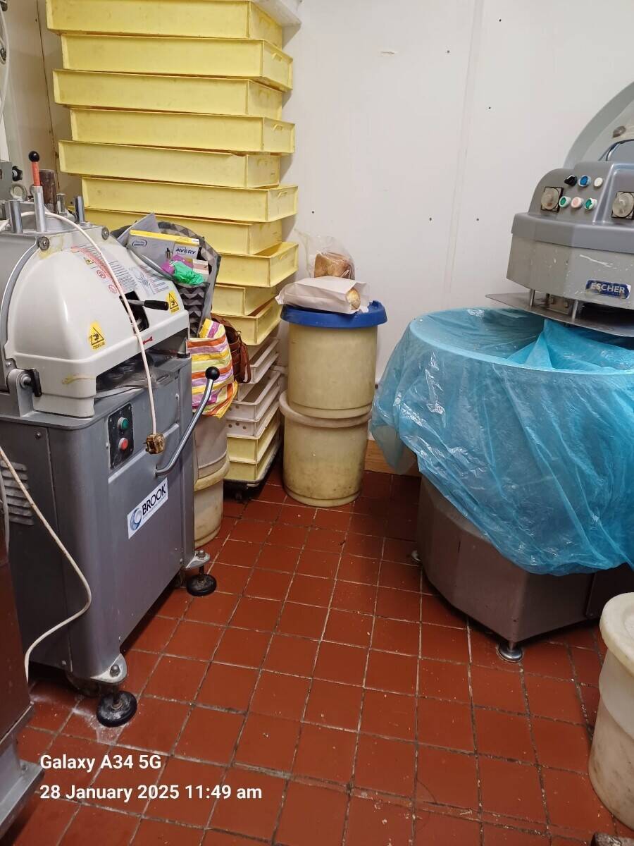 Established bakery with 2 sandwich round and small bread wholesale Photo 4