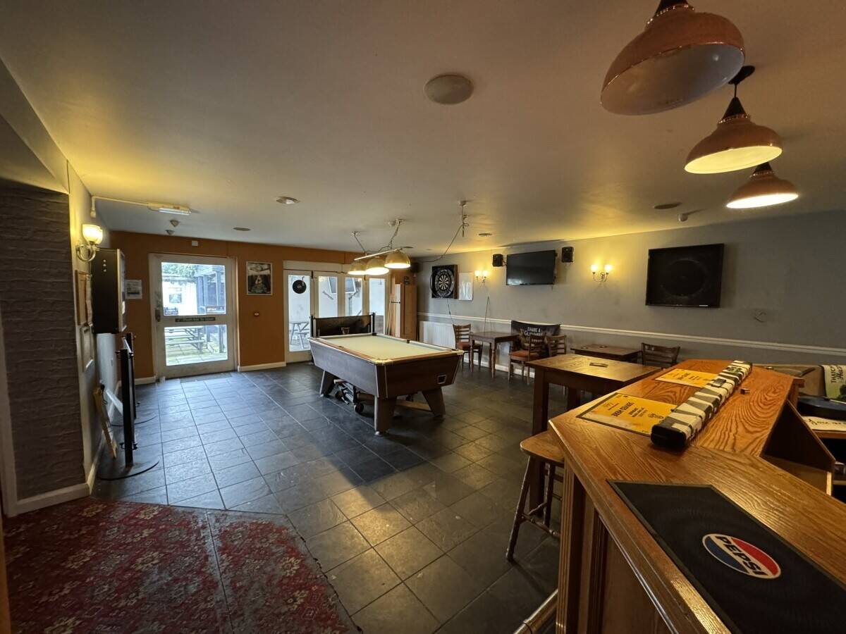 PEMBROKESHIRE - CENTRAL PUB WITH LETTING ROOMS