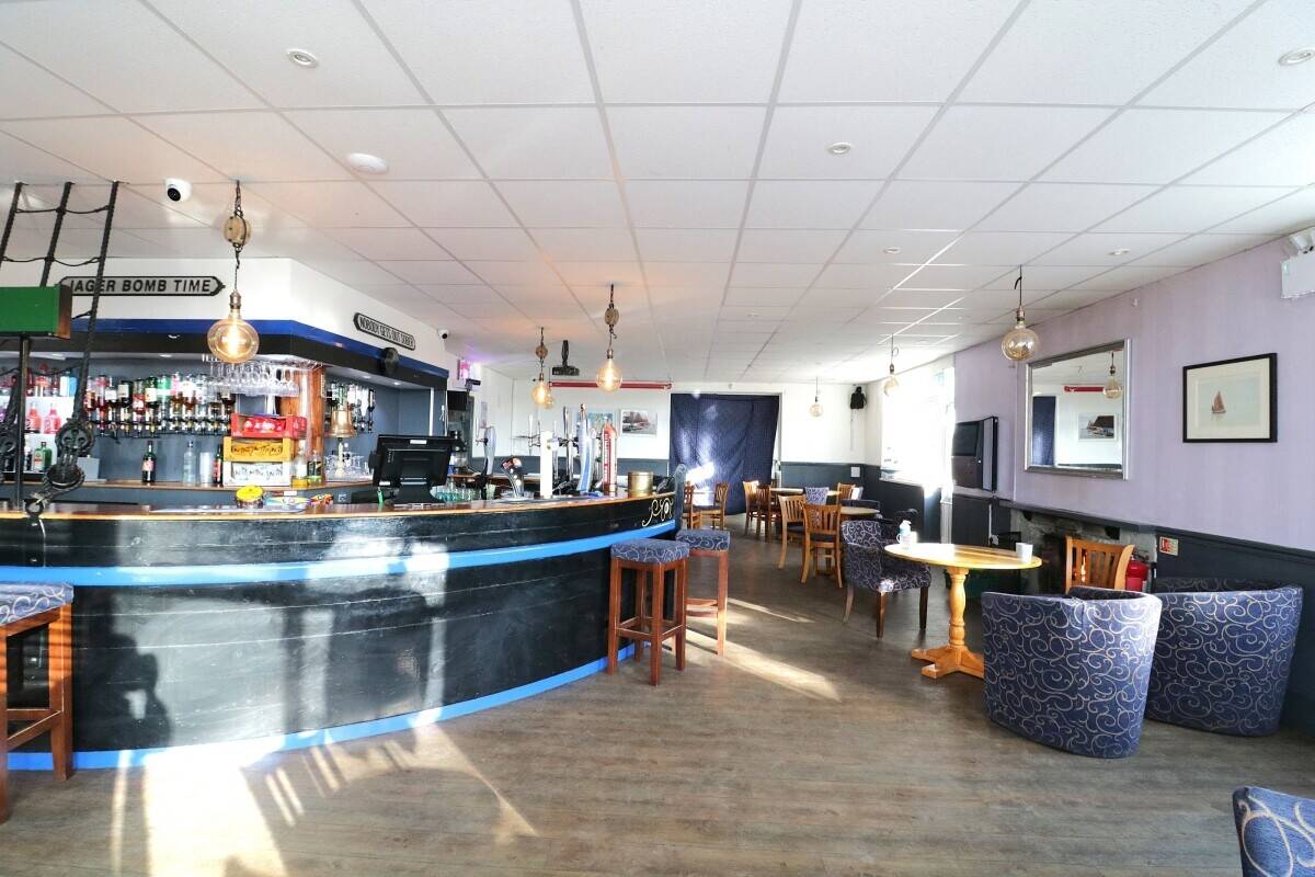PUB, 3 BEDROOM FLAT & 2 MOBILE HOMES Photo 4