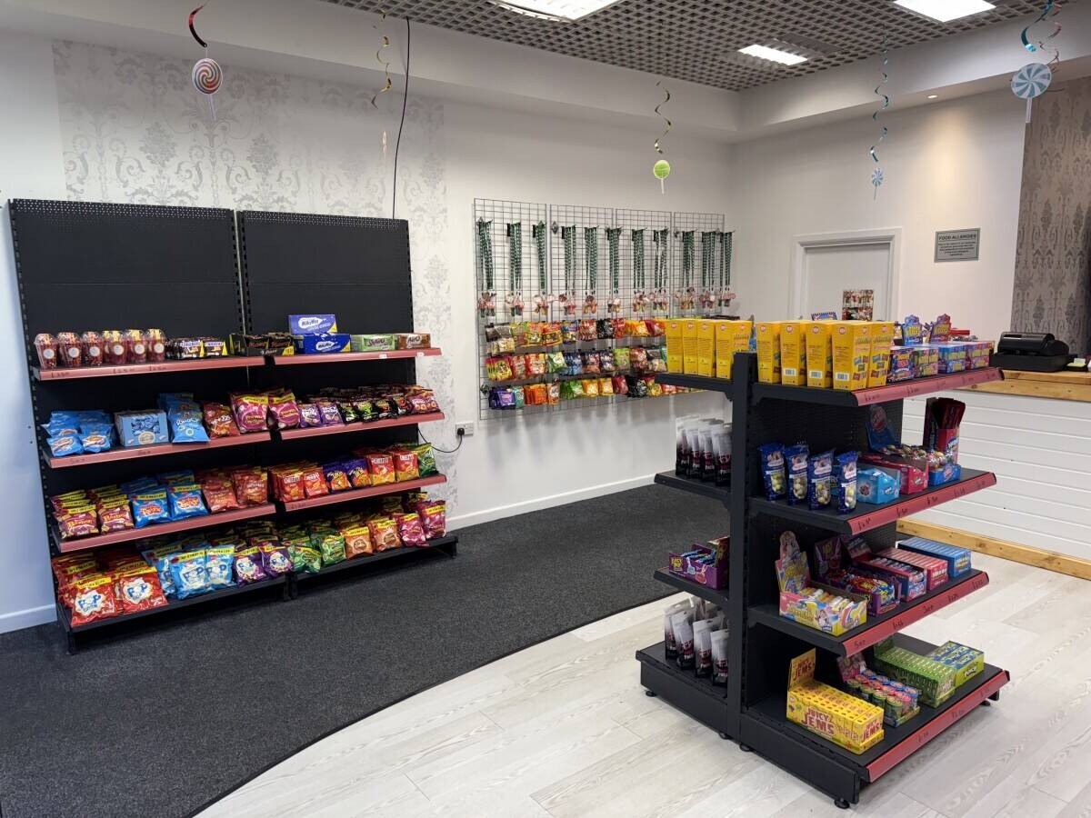 Prime location Sweet shop opportunity, with the potential to grow Photo 4