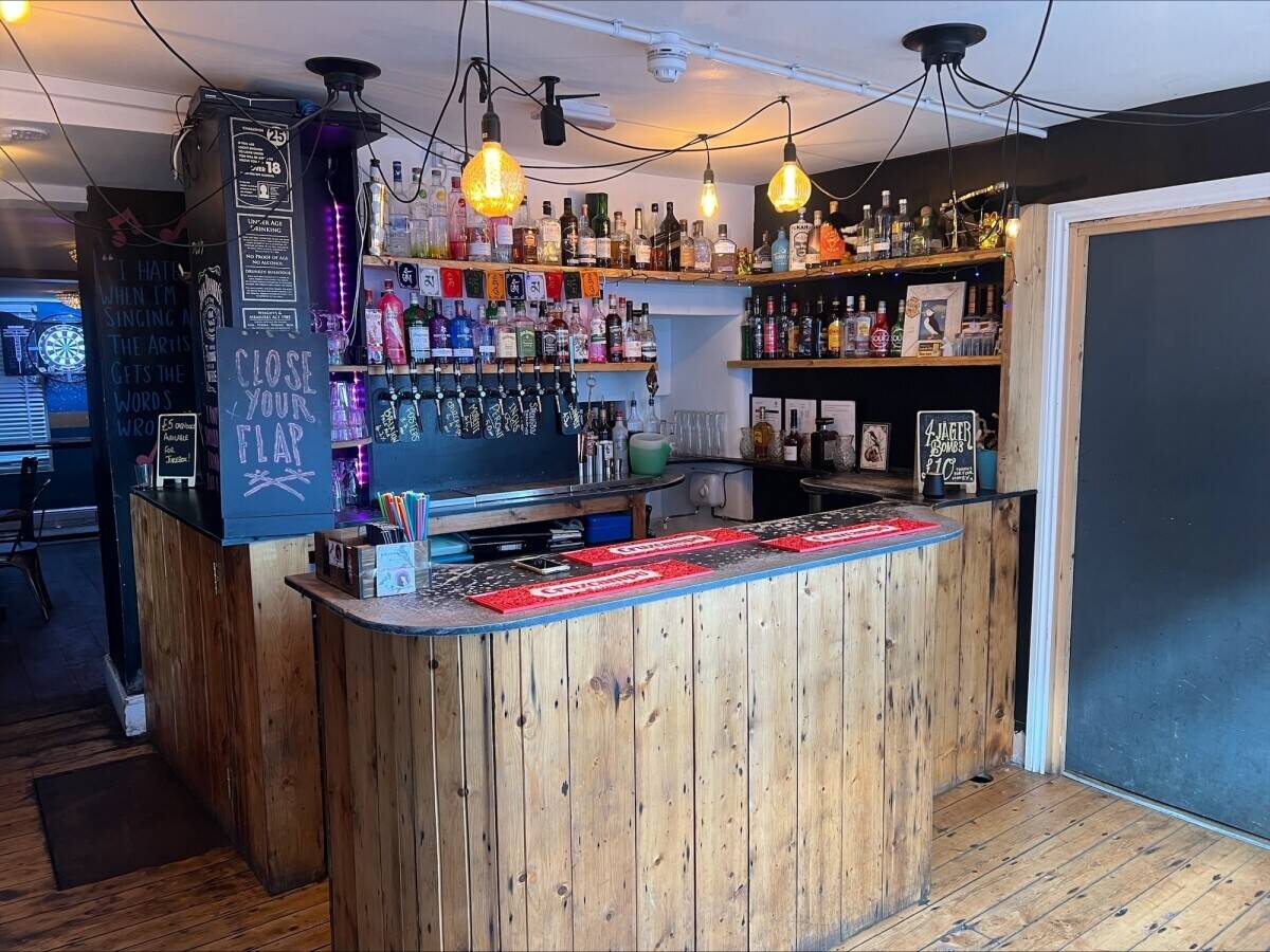 Quirky bar in Ashford town centre for leasehold sale Photo 4