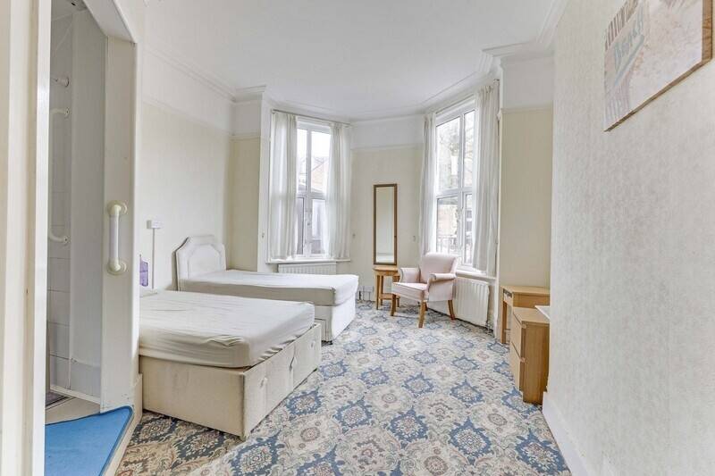 HOTEL / GUEST HOUSE & DEVELOPMENT OPPORTUNITY Photo 4