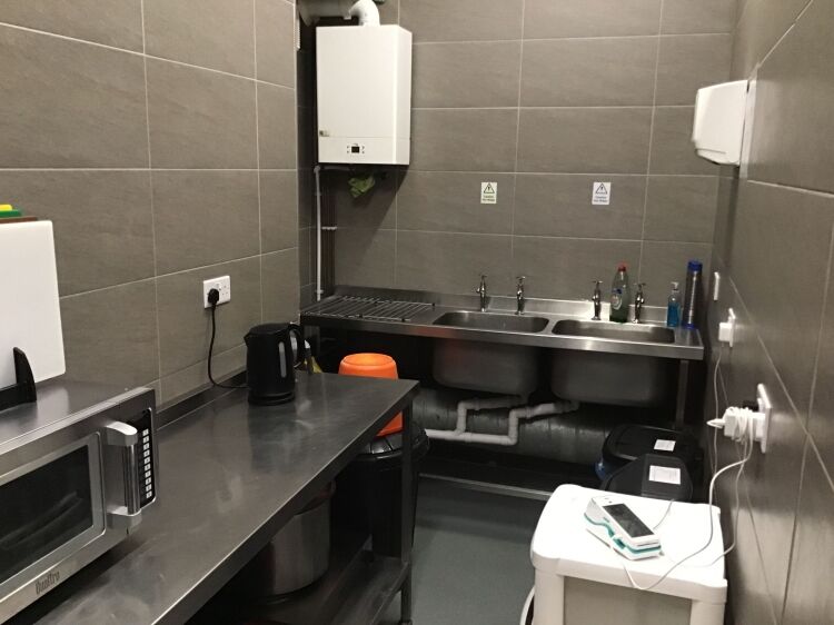 EXCELLENT CHIP SHOP PLUS 2 ADDITIONAL RENTAL FLATS INCOME, Nr PONTYPRIDD