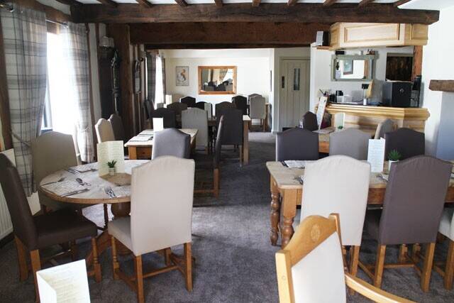WORCESTERSHIRE - DELIGHTFUL VILLAGE GREEN FREE HOUSE Photo 4
