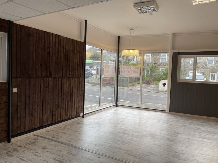 Freehold Retail Property Located In Redruth Photo 4