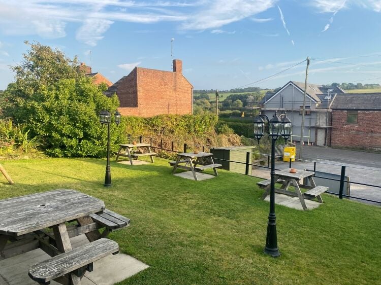 CHARMING DERBYSHIRE PUB AND RESTAURANT