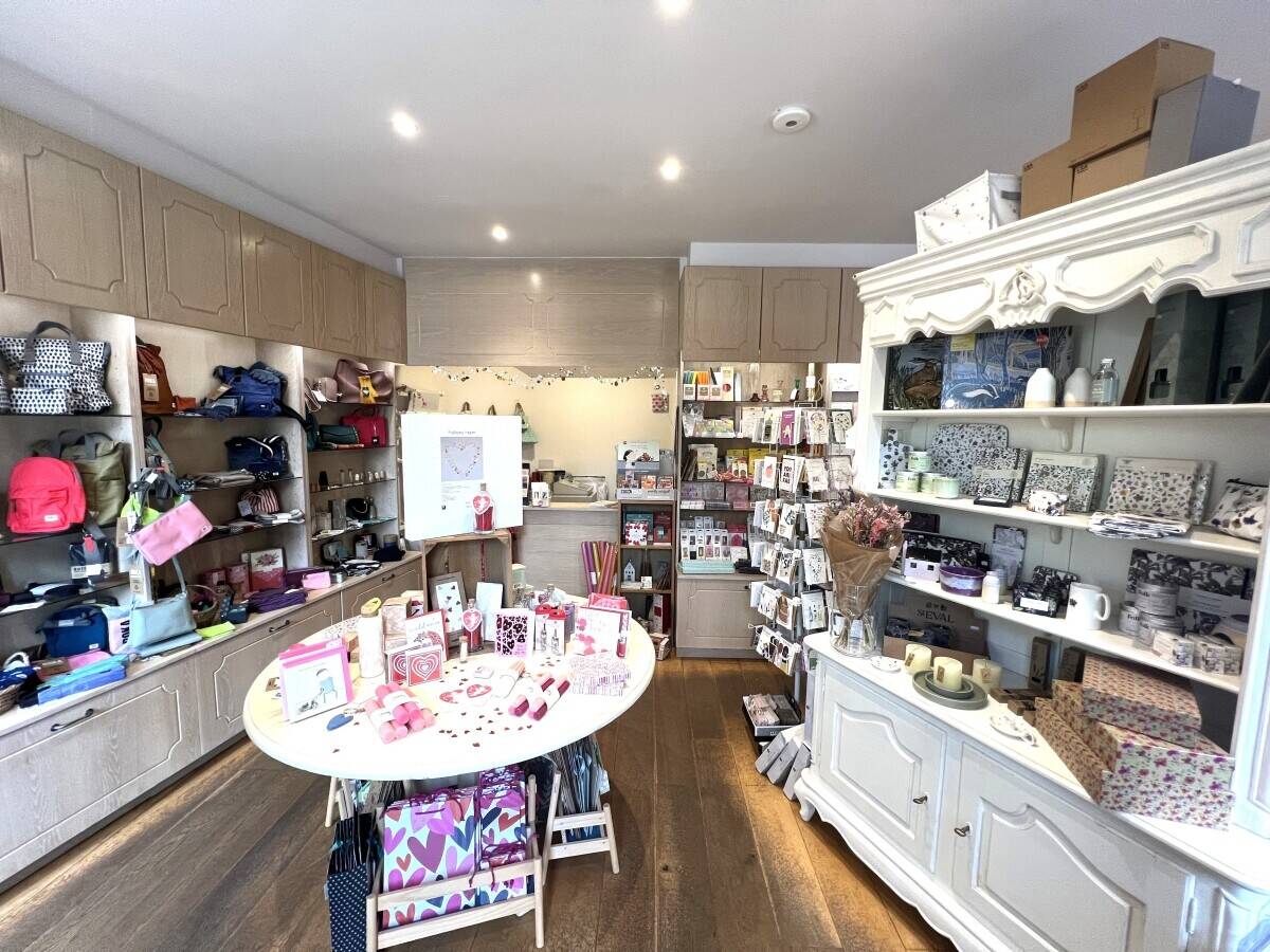 Well Presented Retail Unit Available with Vacant Possession, Kilmacolm (ref 1728) Photo 4
