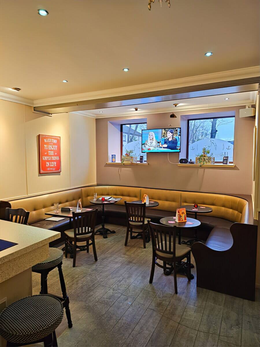Fantastic pub in Lanarkshire, very well presented with great reputation. Strong local support.