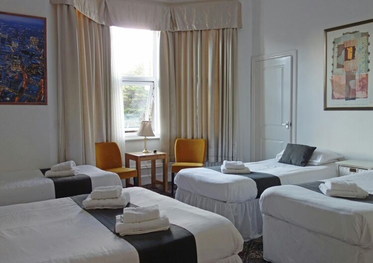 Prominent 28/29 Bedroom 2 Star Hotel with Consent to Extend