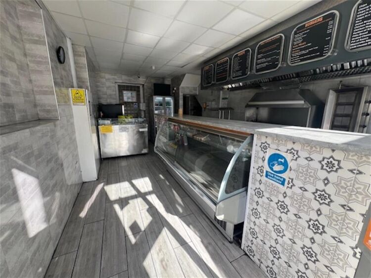 LEASEHOLD KEBAB TAKEAWAY
SELF CONTAINED 5 BED FLAT ABOVE