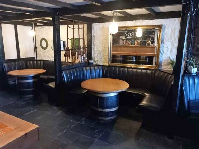 PEMBROKESHIRE - SUBSTANTIAL PUBLIC HOUSE IN BUSY TOWN CENTRE LOCATION OVERLOOKING MARINA Photo 4