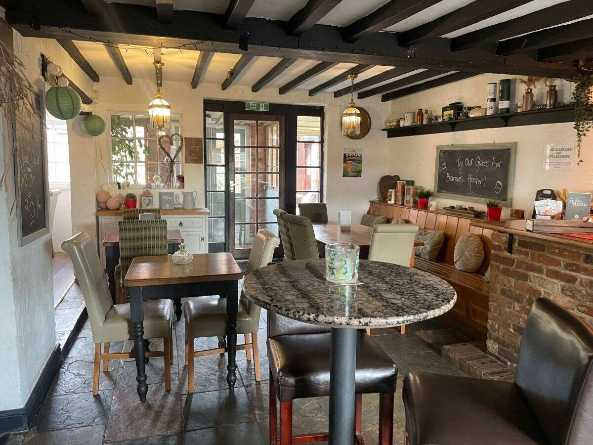 NOTTINGHAMSHIRE - THREE BEDROOM CHARACTER PUB & RESTAURANT