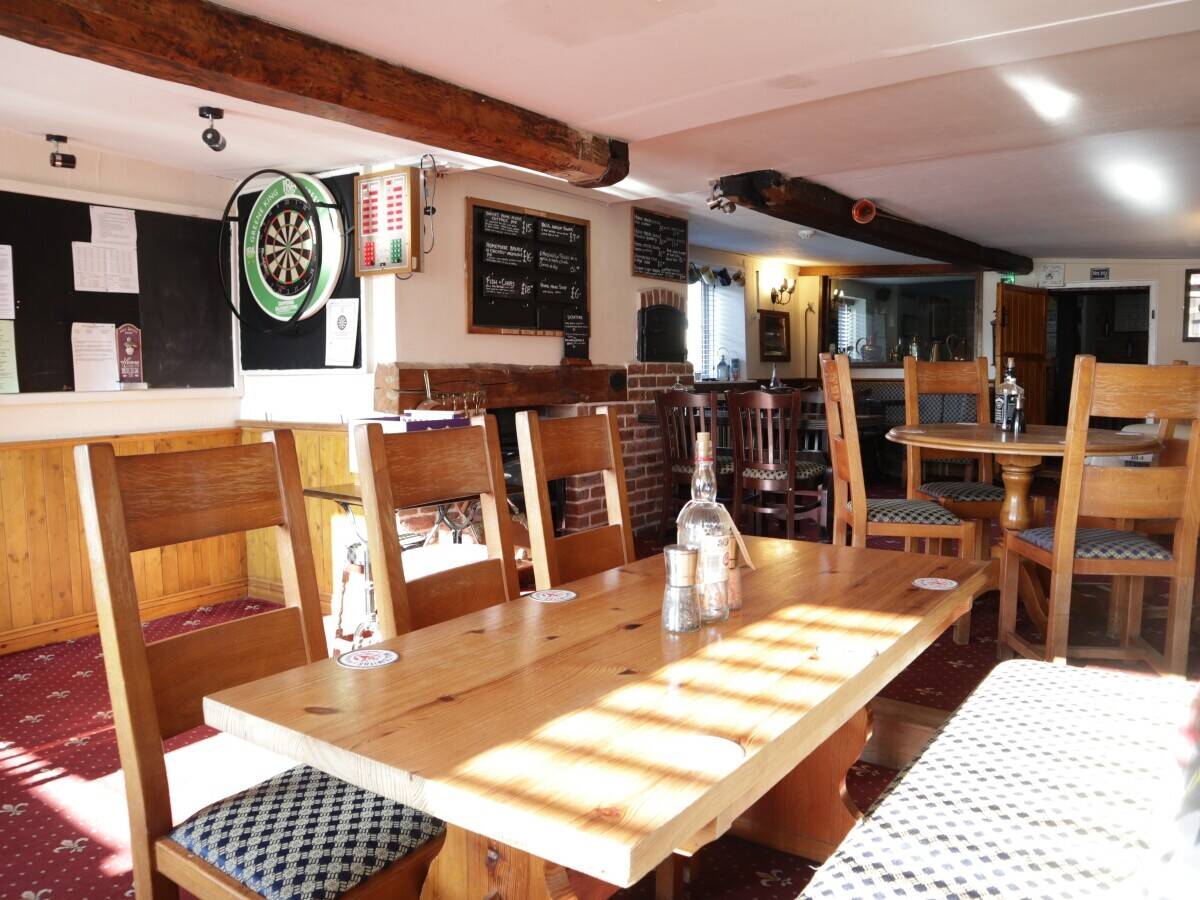 WILTSHIRE - MAIN ROAD FREEHOUSE WITH LETTING ROOMS