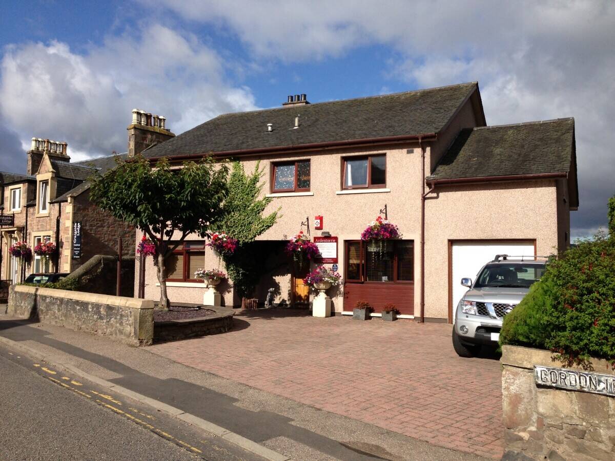 9 Bedroom City Centre Guesthouse With The Best View In Inverness