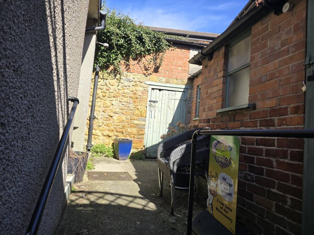 Coffee shop for sale  in heart of castle cary Somerset set Photo 4