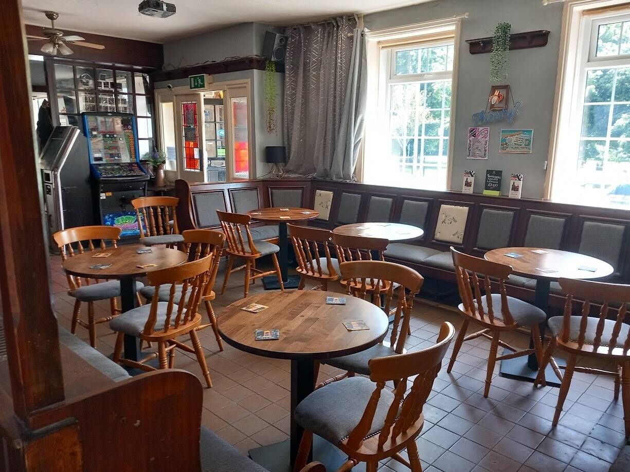 GWENT VALLEYS - PROMINENT TOWN CENTRE PUBLIC HOUSE OVERLOOKING PARK