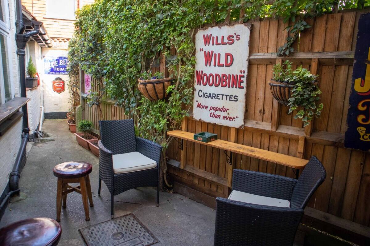 SURREY - PROFITABLE PUB WITH LETTING ROOMS Photo 4