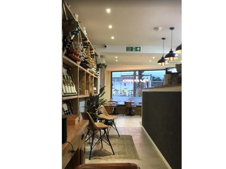 Newly established Pizza and Wine restaurant for sale Photo 4
