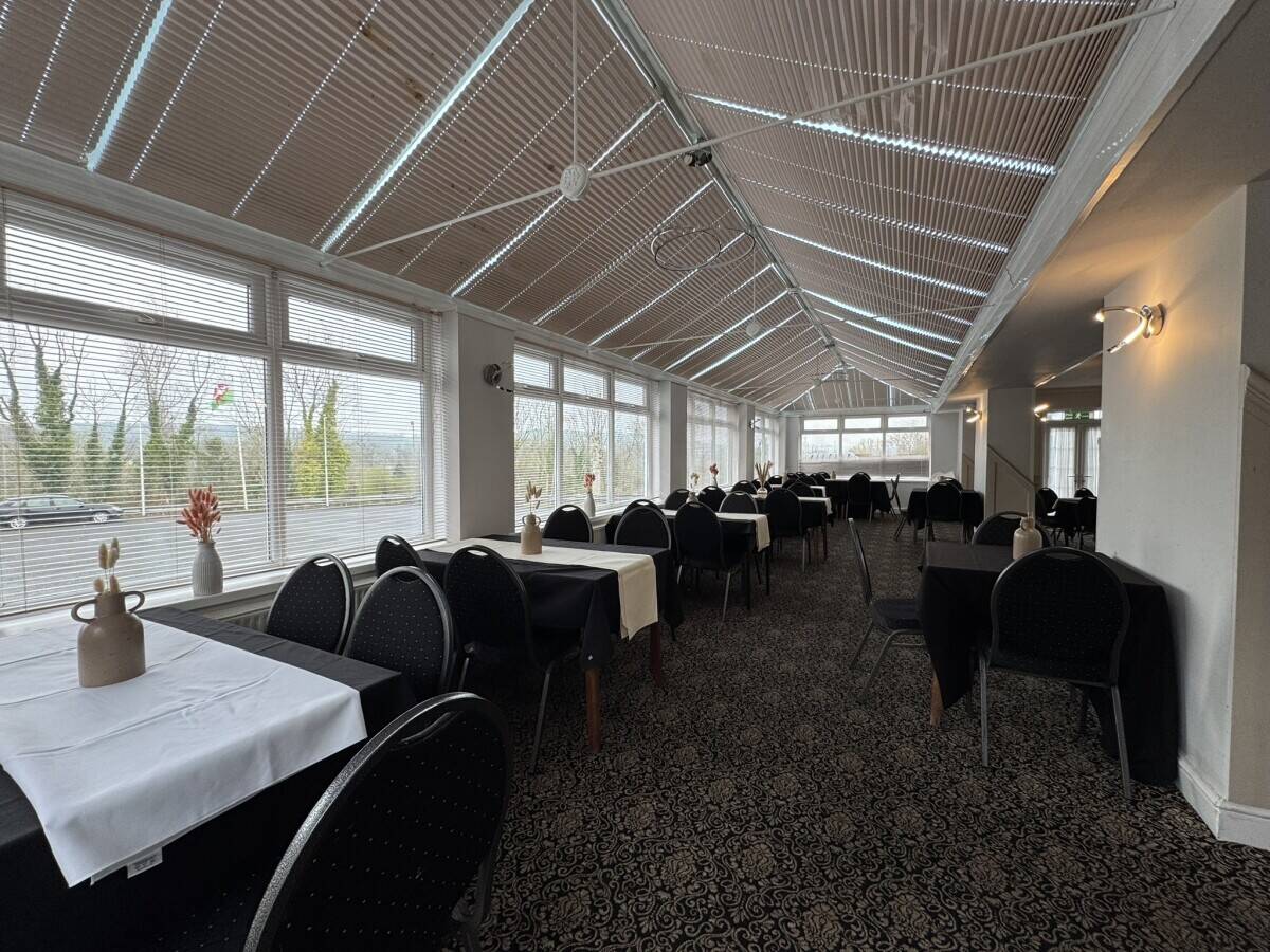 LLANDEILO, CARMARTHENSHIRE - EDGE OF TOWN INN, HOTEL AND FUNCTIONS VENUE IN EXCELLENT ORDER