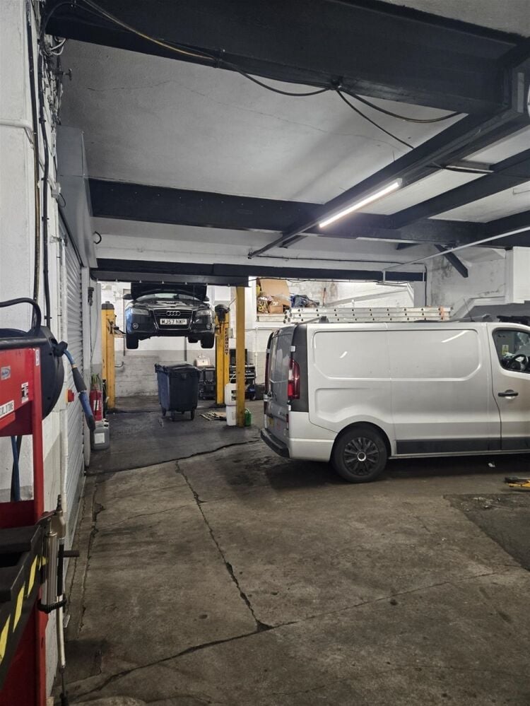 HIGHLY REGARDED MOT AND VEHICLE REPAIR BUSINESS Photo 4