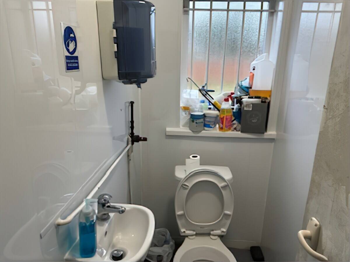 FISH  CHIPS AND PIZZA TAKEAWAY IN VERY SOUGHT AFTER LOCATION IN TYNE AND WEAR Photo 4